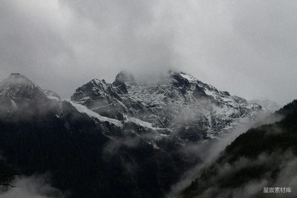 高清摄影 雪山 云雾 自然风光 户外探险 冬季 云雾缭绕的雪山
