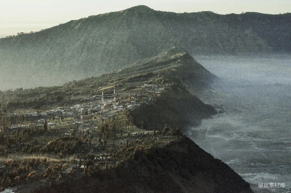高清摄影 火山 小镇 自然风光 宁静 旅行 火山脚下的小镇