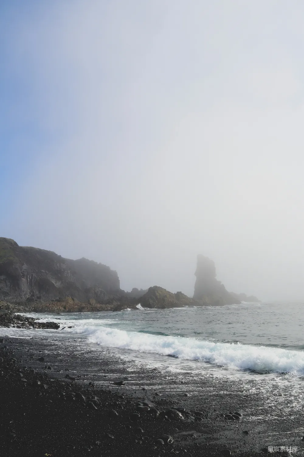 高清摄影 海岸线 雾气 岩石 海滩 自然 雾中的海岸线
