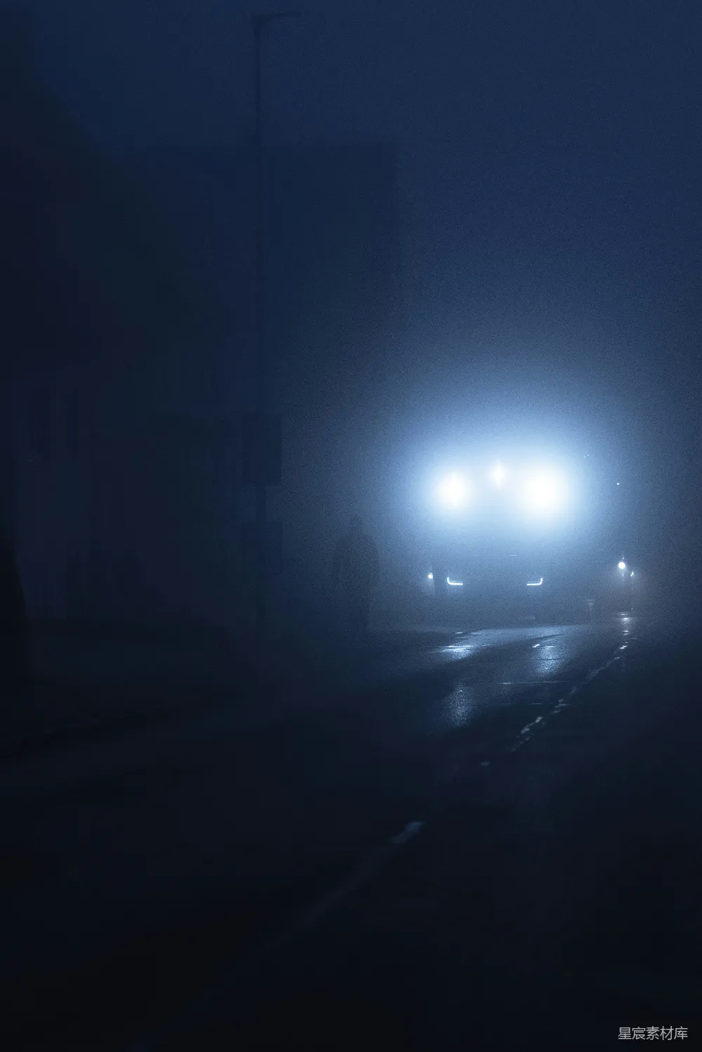 高清摄影 夜晚 雾 路灯 城市 阴郁 雾中的街道