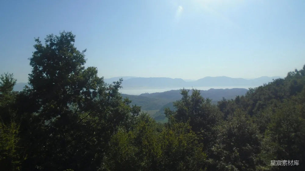 高清摄影 自然风光 风景摄影 山林 宁静 户外 群山环绕的森林风景
