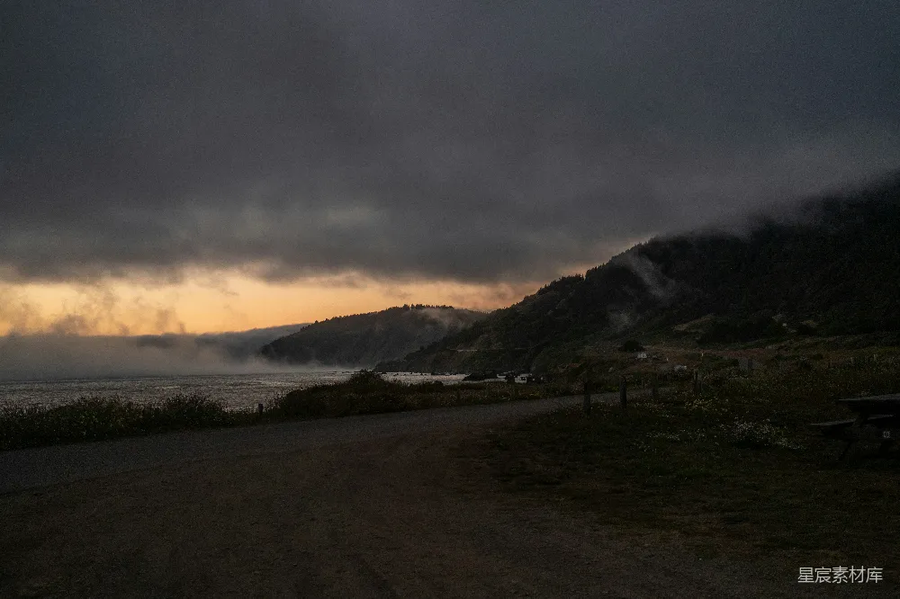 高清摄影 海岸线 晨雾 宁静 自然景观 户外 晨雾中的海岸线