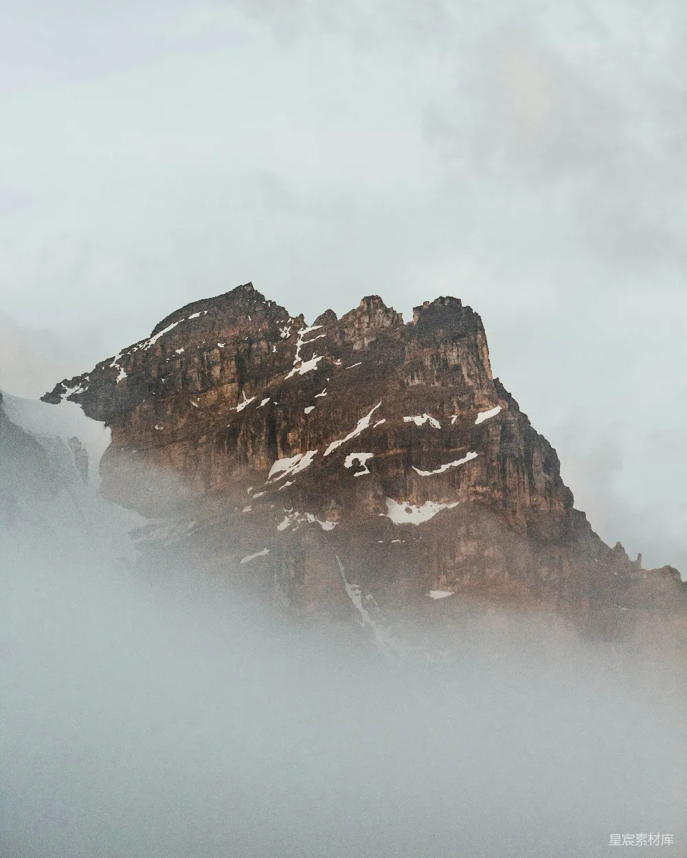 高清摄影 山峰 云雾 自然风光 宁静 风景 云雾缭绕的山峰