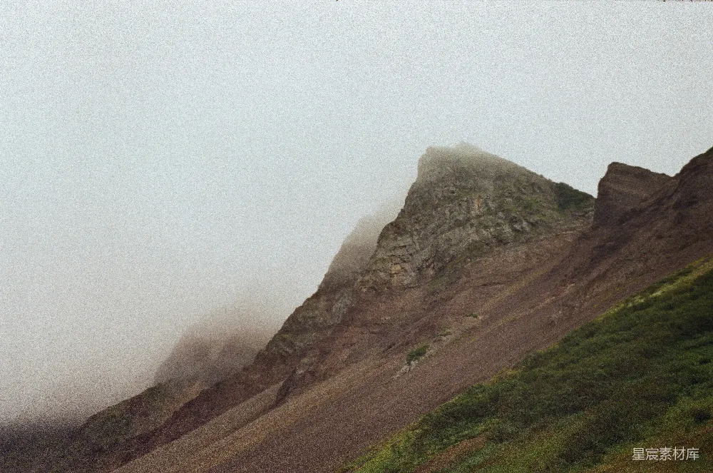 高清摄影 山峰 雾气 自然风光 户外探险 宁静 雾中的山峰
