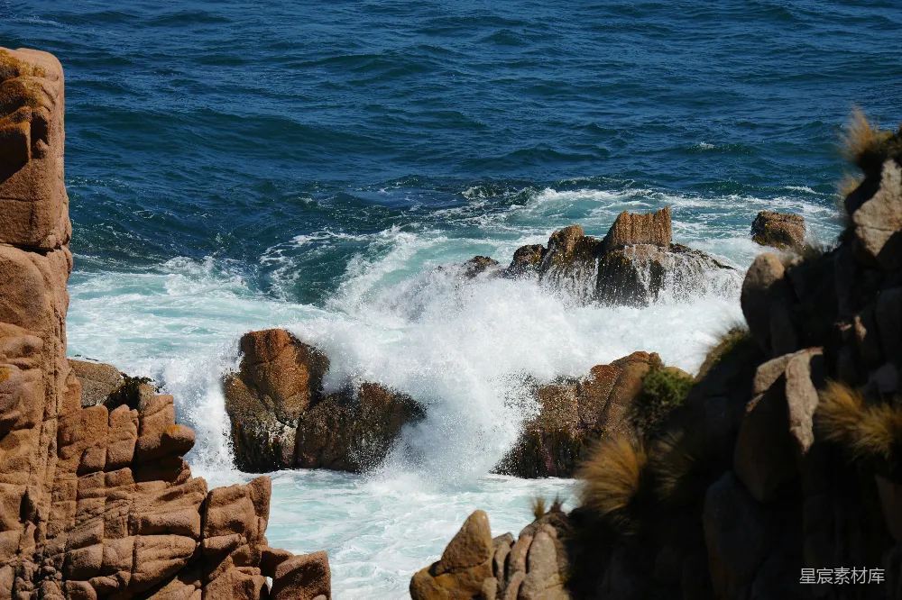 高清摄影 海浪 岩石 自然景观 海岸线 力量 海浪拍打岩石的壮观场景
