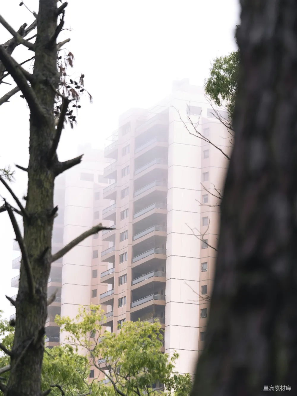 高清摄影 城市 建筑 自然 雾气 都市 雾中高楼