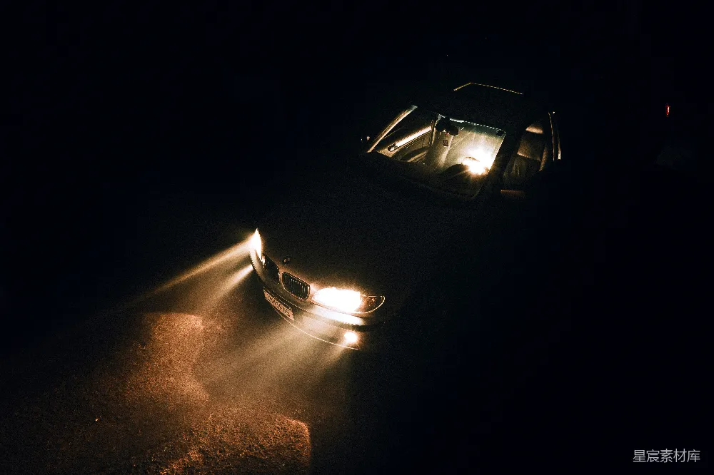 高清摄影 汽车 夜晚 车灯 黑暗 BMW 夜晚的宝马车