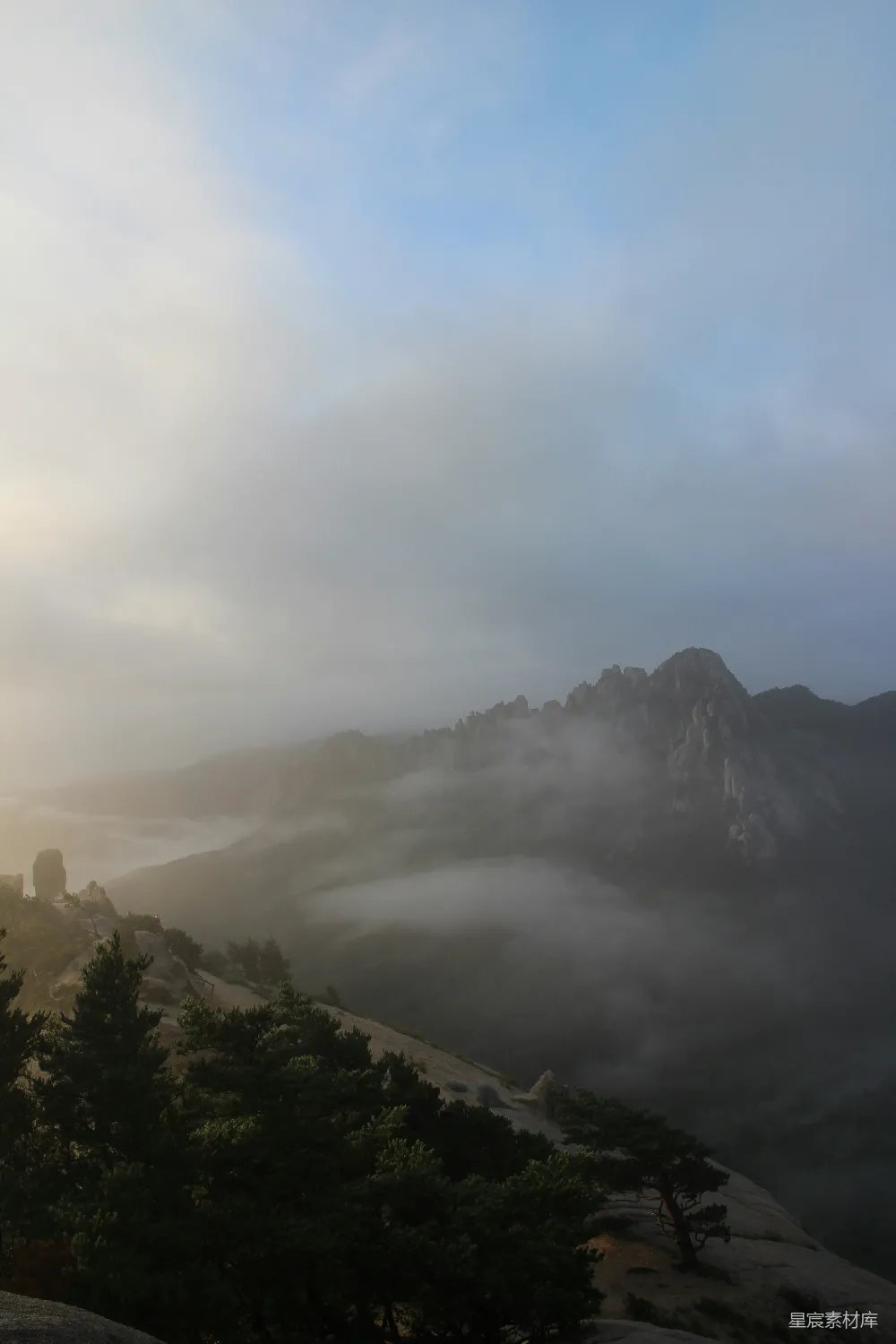 高清摄影 山景 云雾 自然风光 清晨 户外 云雾缭绕的山景