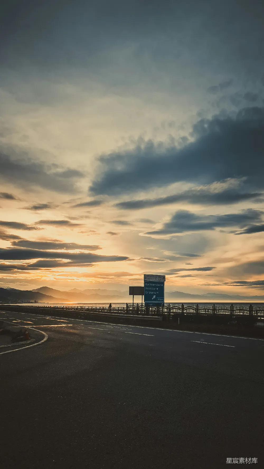 高清摄影 夕阳 公路 海景 自然风光 风景 夕阳下的公路与海景