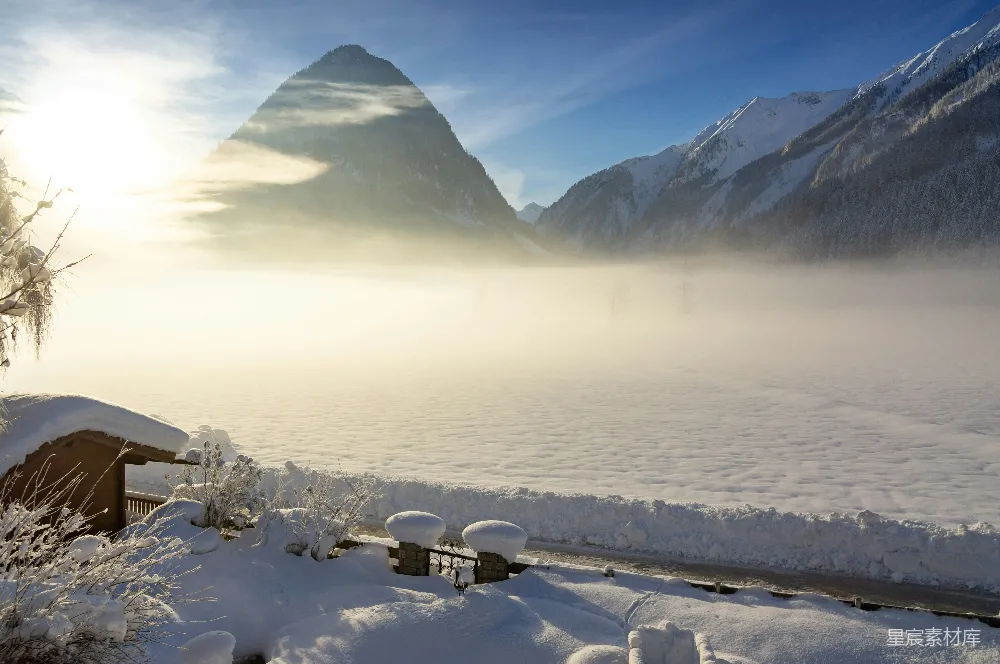 高清摄影 冬景 晨雾 山景 静谧 自然 冬日晨雾中的静谧山景