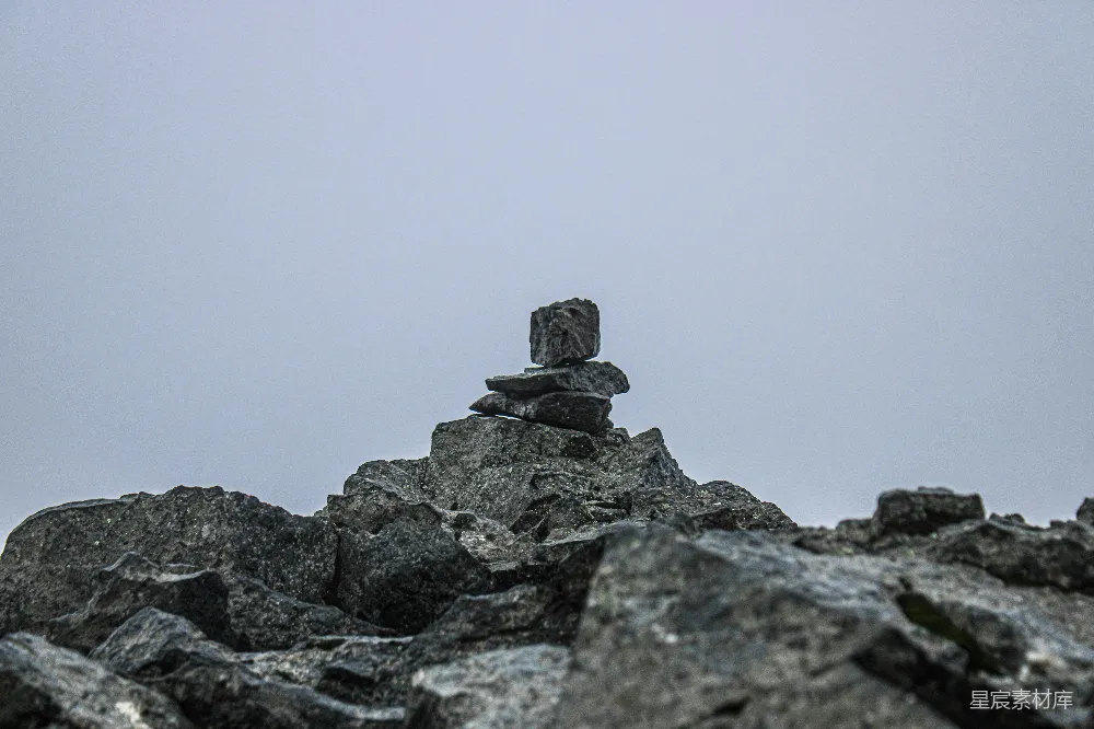 高清摄影 山景 自然 平衡 户外 宁静 山巅上的平衡石堆