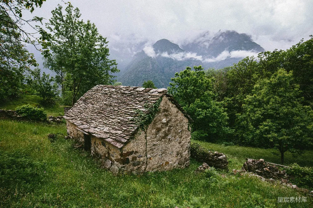 高清摄影 乡村 自然 石屋 风景 宁静 古老石屋与云雾缭绕的山景