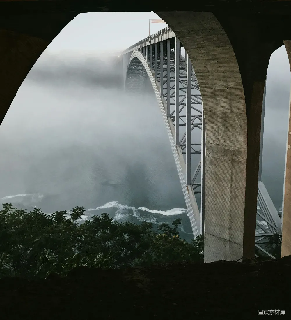 高清摄影 桥梁 雾气 自然 建筑 风景 雾中的桥梁