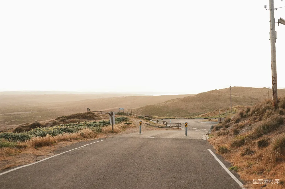 高清摄影 公路 沙漠 风景 自然 旅行 蜿蜒的公路与广阔的沙漠