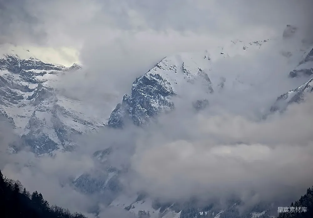 高清摄影 雪山 云雾 自然风光 冬季 风景 云雾缭绕的雪山
