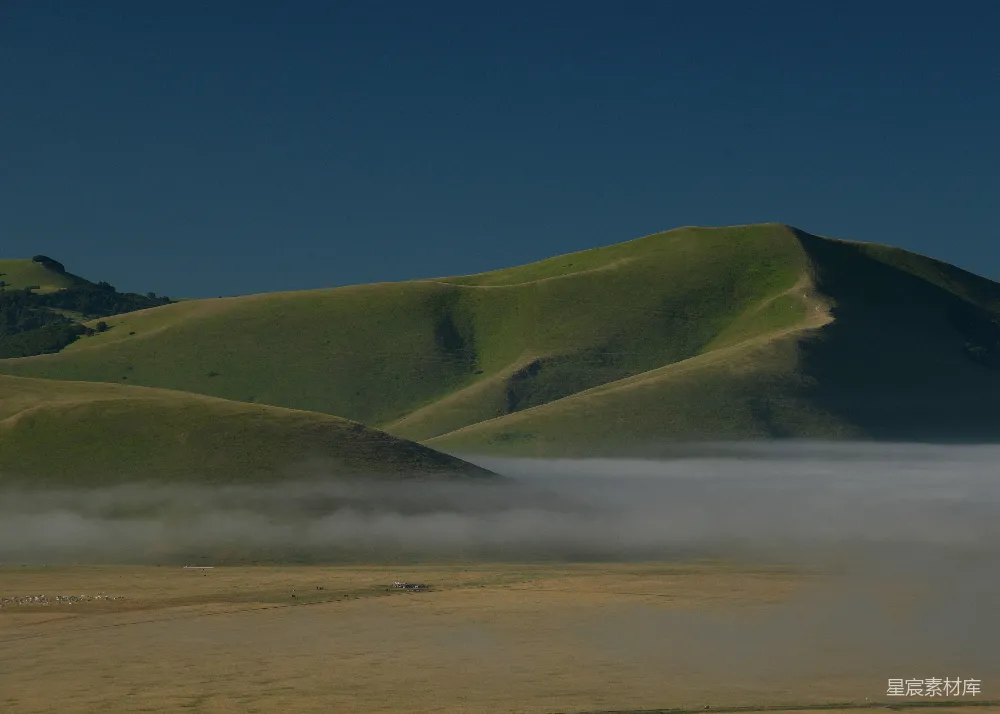 高清摄影 自然风光 山丘 云海 宁静 晨景 云海与山丘的宁静晨景