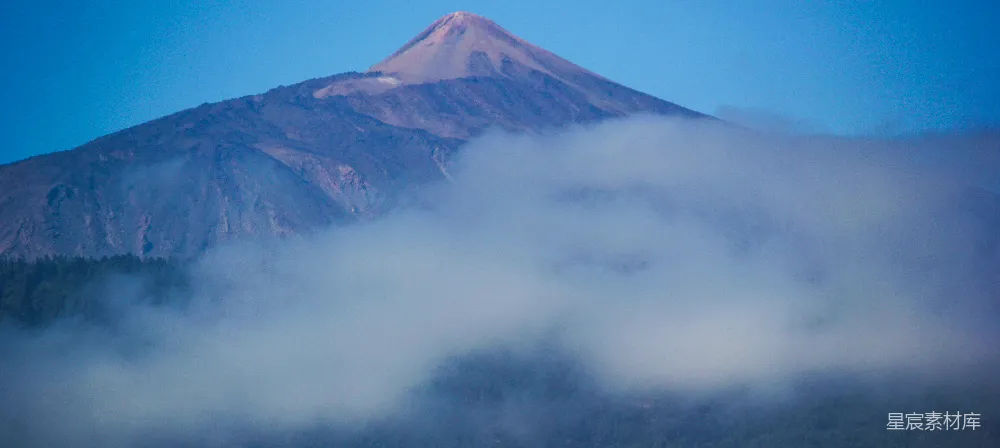高清摄影 自然风光 山脉 云雾缭绕 宁静 户外 云海中的巍峨山峰