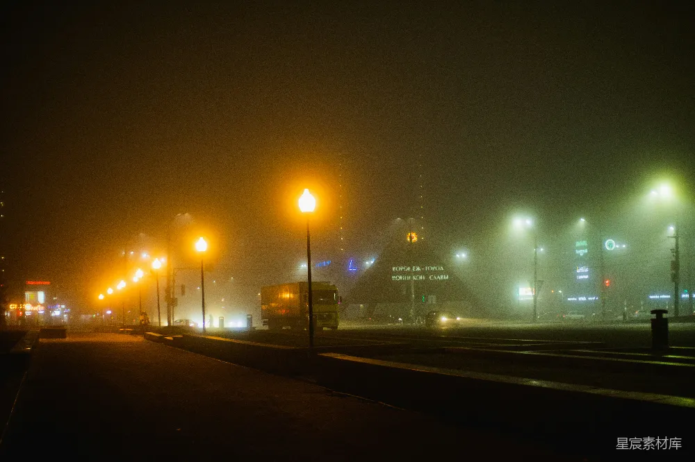 高清摄影 夜晚 雾气 城市 街灯 宁静 雾中街景