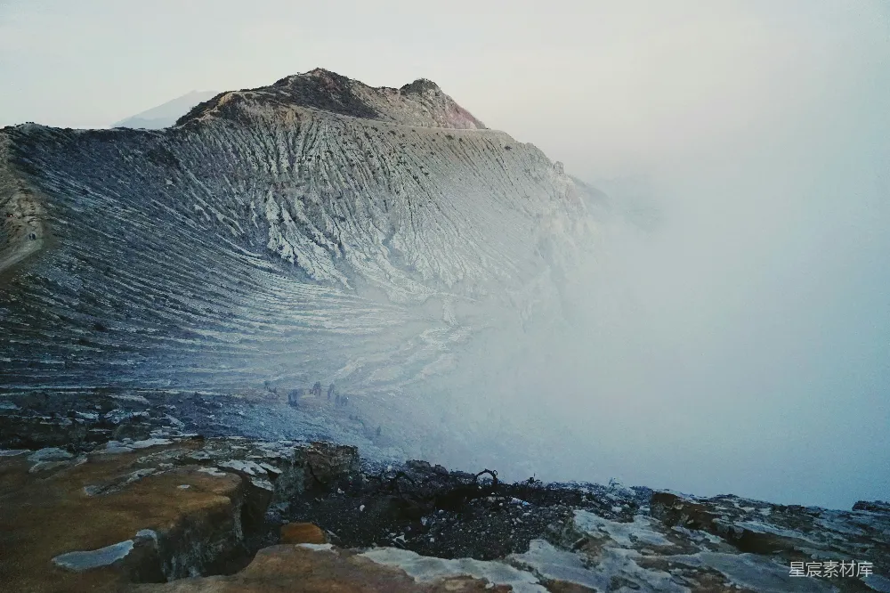 高清摄影 火山 自然景观 清晨 地质 探险 火山口的清晨