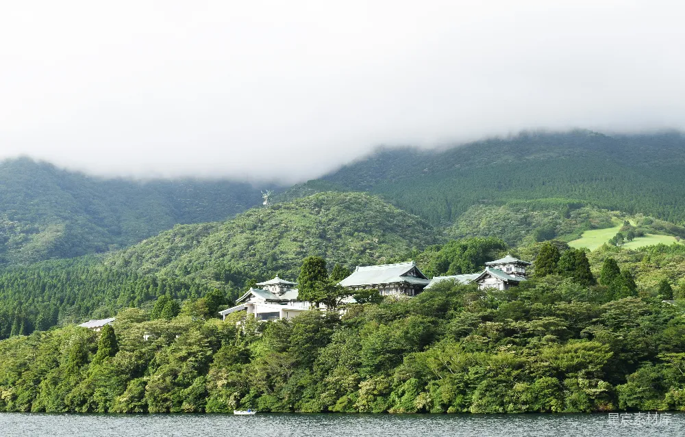 高清摄影 自然风光 建筑 湖泊 云雾 宁静 雾中静谧的湖畔建筑