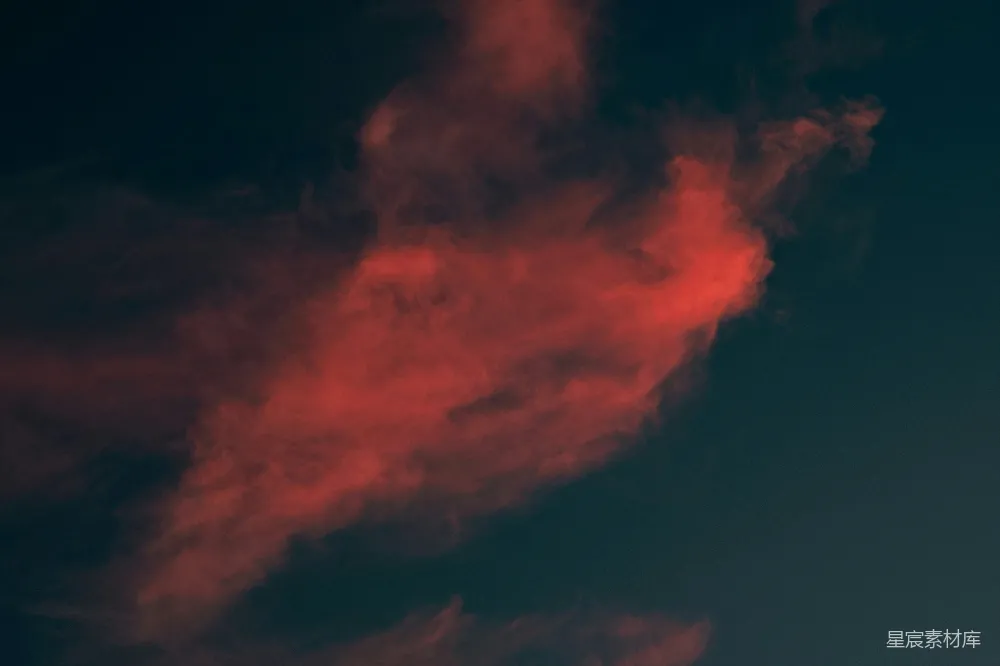 高清摄影 夜空 烟雾 红色 自然 氛围 夜空中红色的烟雾