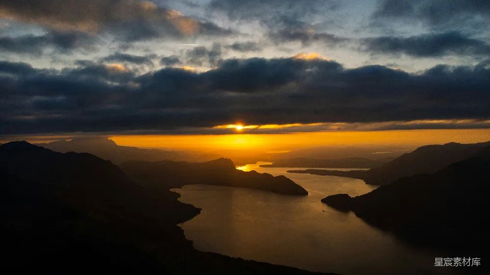 高清摄影 日落 湖泊 山景 自然风光 宁静 日落时分的湖光山色