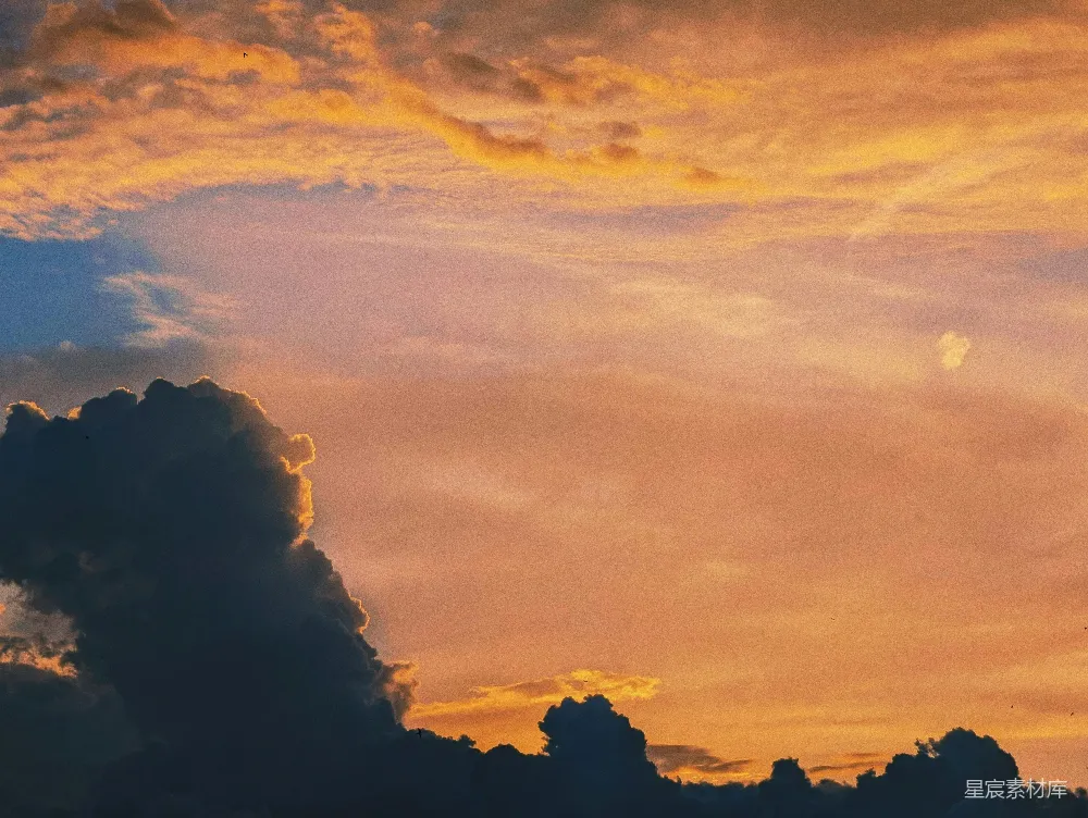 高清摄影 夕阳 云层 自然美景 宁静 天空 夕阳下的云层