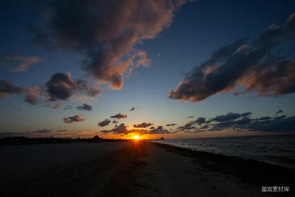 高清摄影 海滩 日落 自然 宁静 旅行 夕阳下的海滩