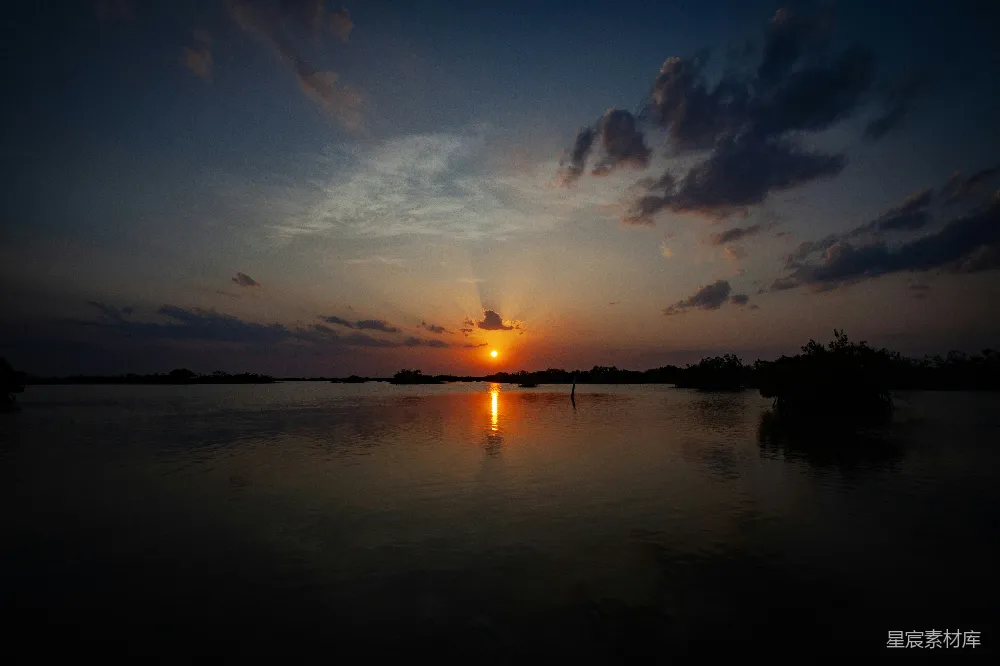 高清摄影 夕阳 湖景 宁静 自然 傍晚 夕阳下的宁静湖景