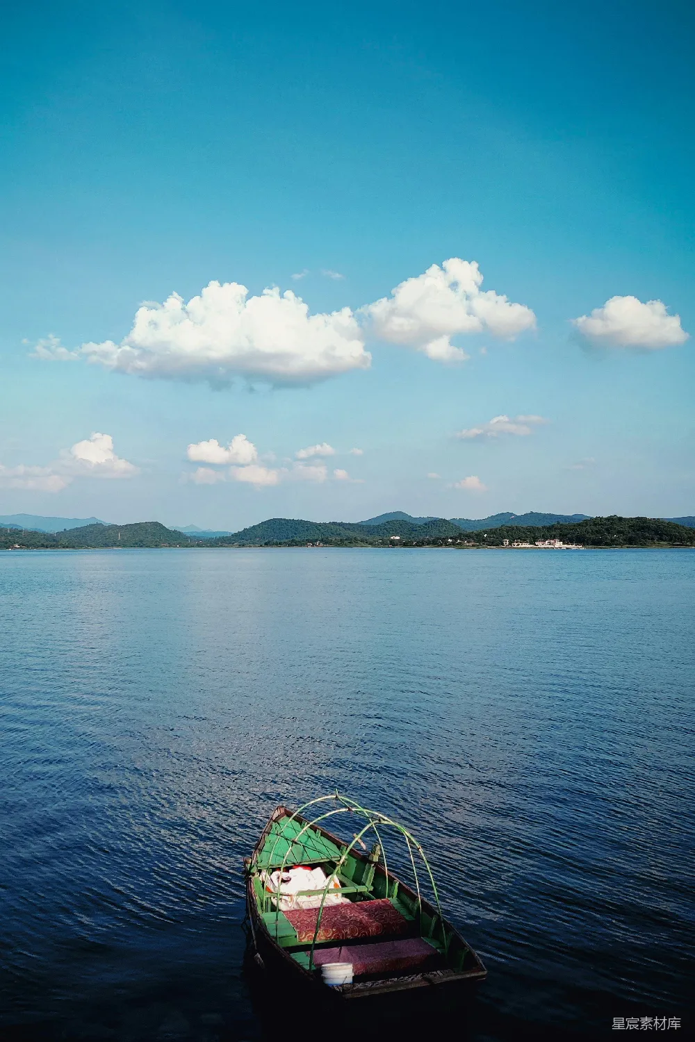 高清摄影 湖景 自然风光 休闲 旅行 宁静 湖上孤舟，蓝天白云