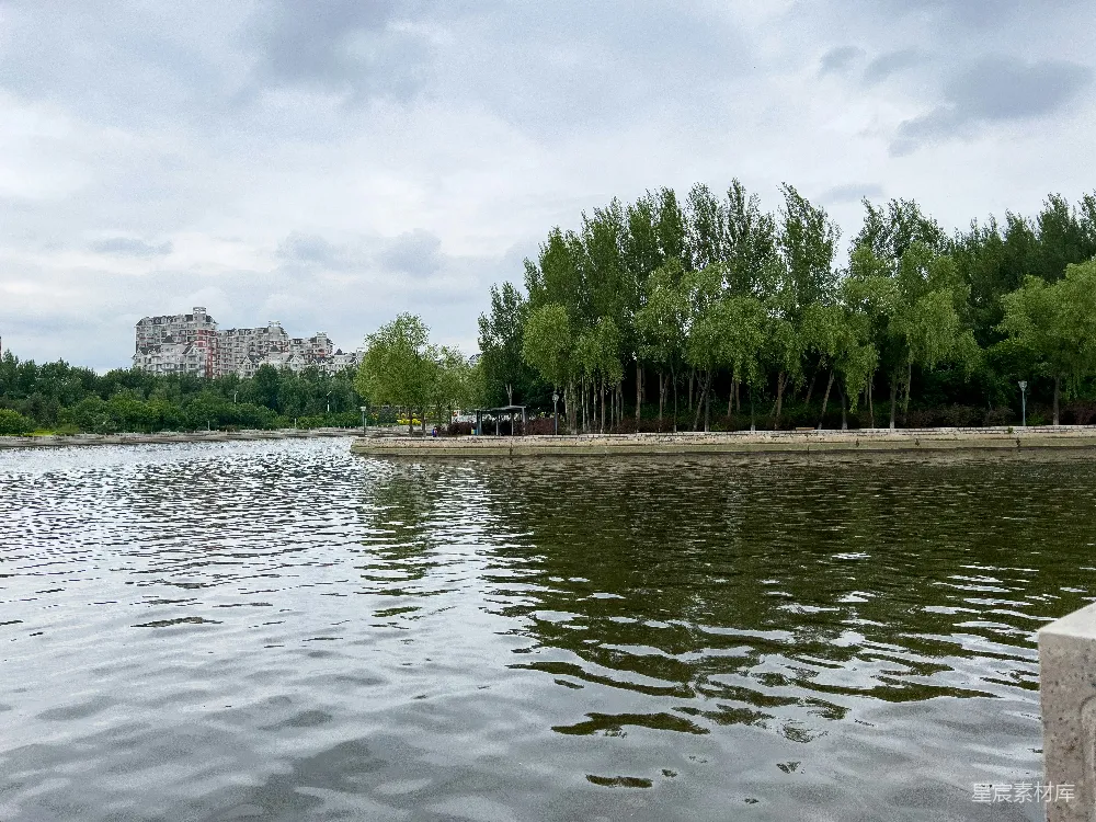 高清摄影 湖泊 城市风光 自然风光 休闲 城市绿化 城市湖畔的宁静时光