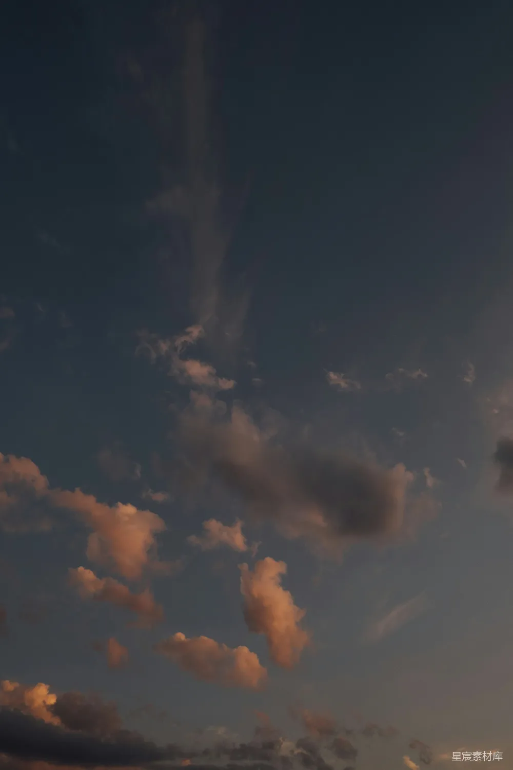 高清摄影 天空 云彩 黄昏 自然 宁静 黄昏时分的云彩