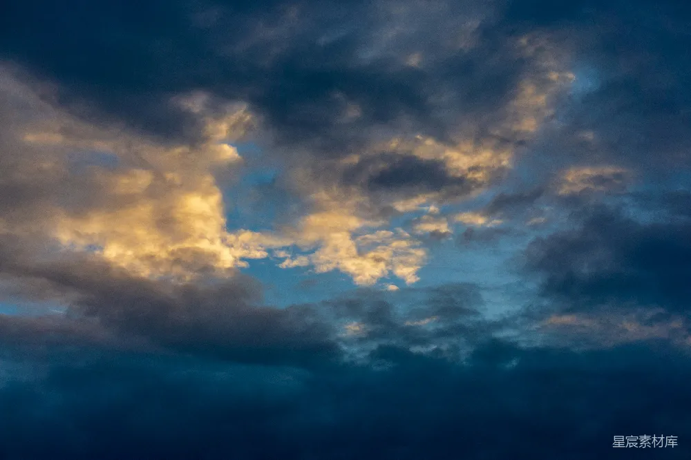 高清摄影 天空 云朵 自然 宁静 日落 夕阳余晖下的云海