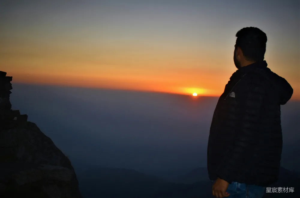 高清摄影 日落 山景 旅行 自然 宁静 山顶观日落