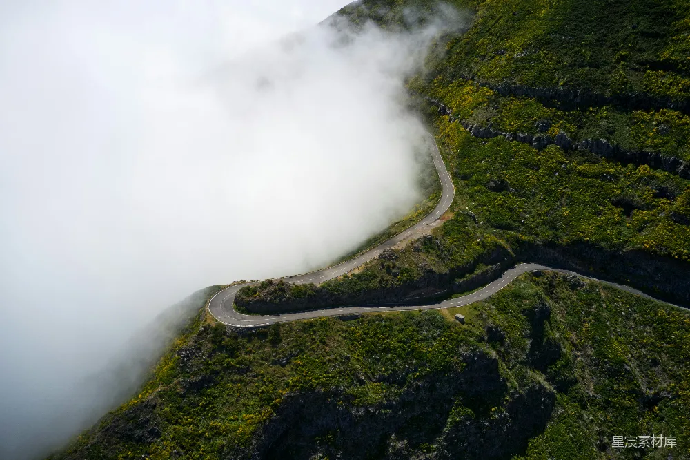 高清摄影 山间公路 云雾 自然风光 旅行 冒险 云雾缭绕的山间公路