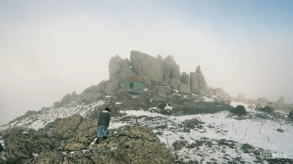 高清摄影 山峰 雪景 小屋 户外 自然 雪中的山巅小屋