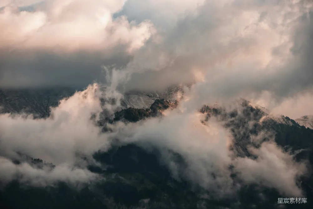 高清摄影 自然风光 雾气 山脉 宁静 风景 云雾缭绕的山峰