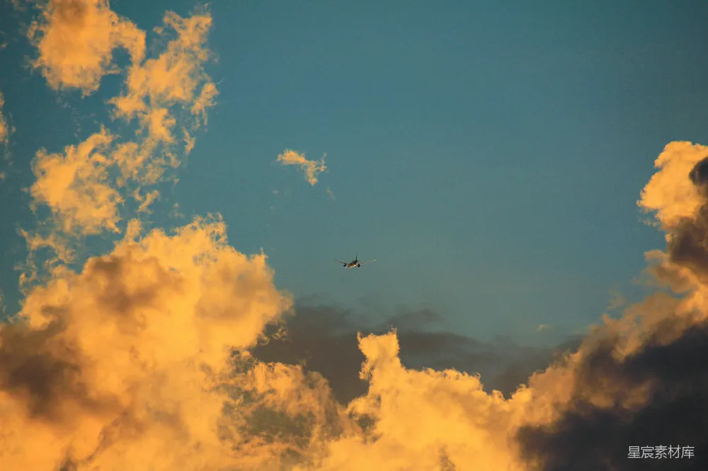 高清摄影 飞机 云层 天空 日落 旅行 夕阳下的飞行