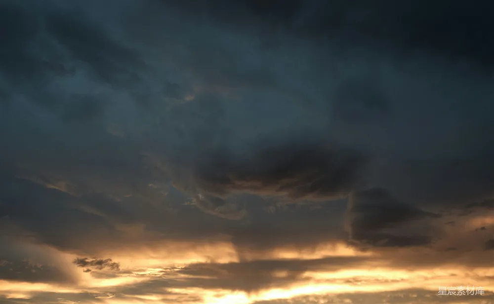 高清摄影 夕阳 云层 自然 黄昏 宁静 夕阳下的云层