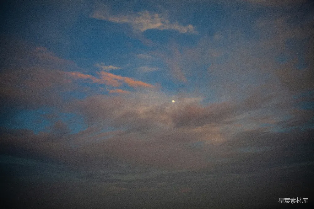 高清摄影 天空 月亮 云层 宁静 自然 暮色中的月亮