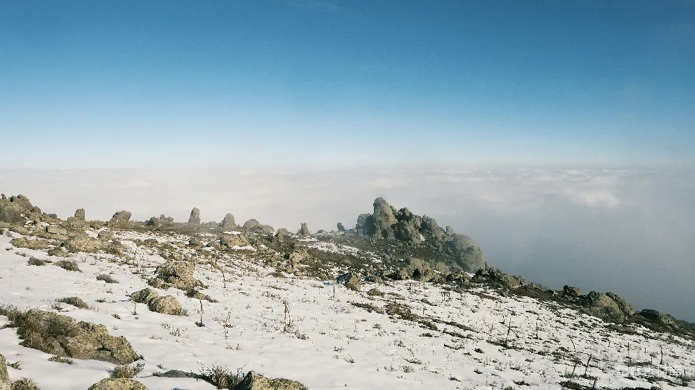 高清摄影 雪景 山峰 云海 自然风光 冬季 雪覆山巅，云海苍茫