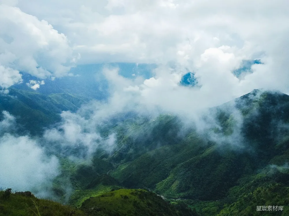 高清摄影 自然风光 山水 云雾 宁静 户外 云雾缭绕的山间风光