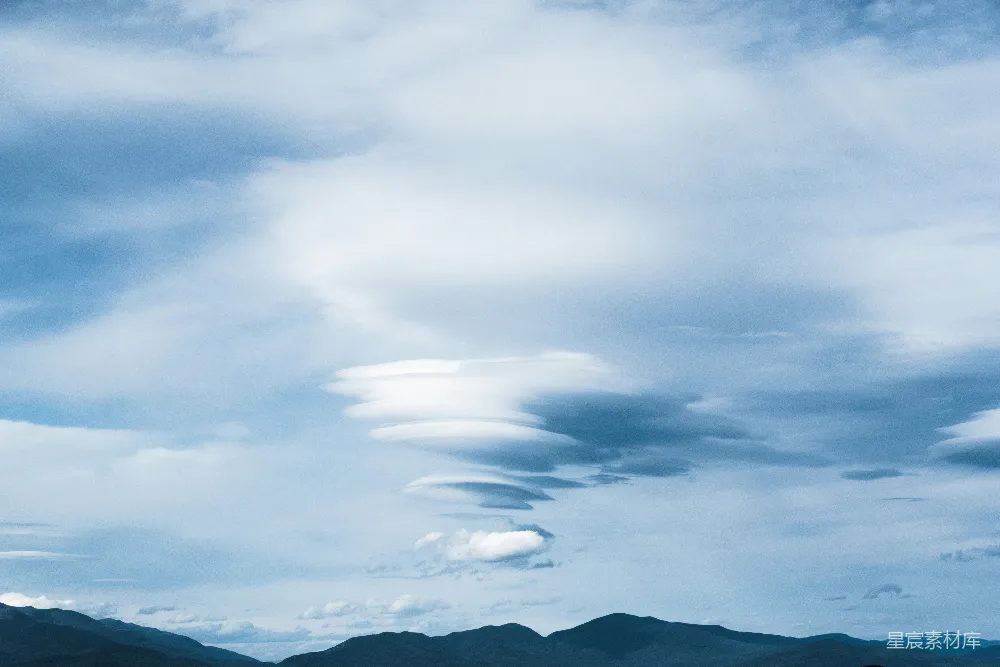 高清摄影 天空 云层 宁静 自然 风景 层叠云海：自然的和谐与宁静