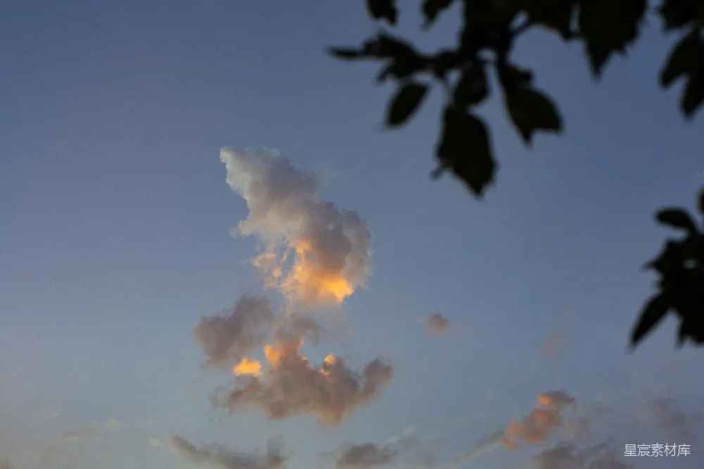 高清摄影 天空 云朵 日落 自然 宁静 夕阳下的云朵