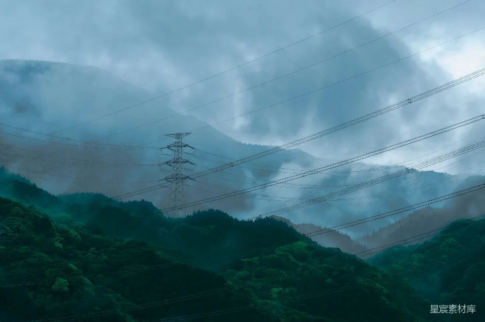 高清摄影 山景 雾气 电线塔 自然风光 宁静 雾中的山与电线塔