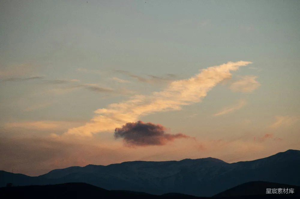 高清摄影 自然风光 日落 山脉 宁静 户外 夕阳下的山脉轮廓