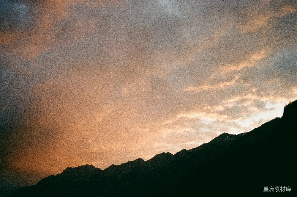 高清摄影 自然风光 日落 山景 宁静 风景 夕阳下的山峦