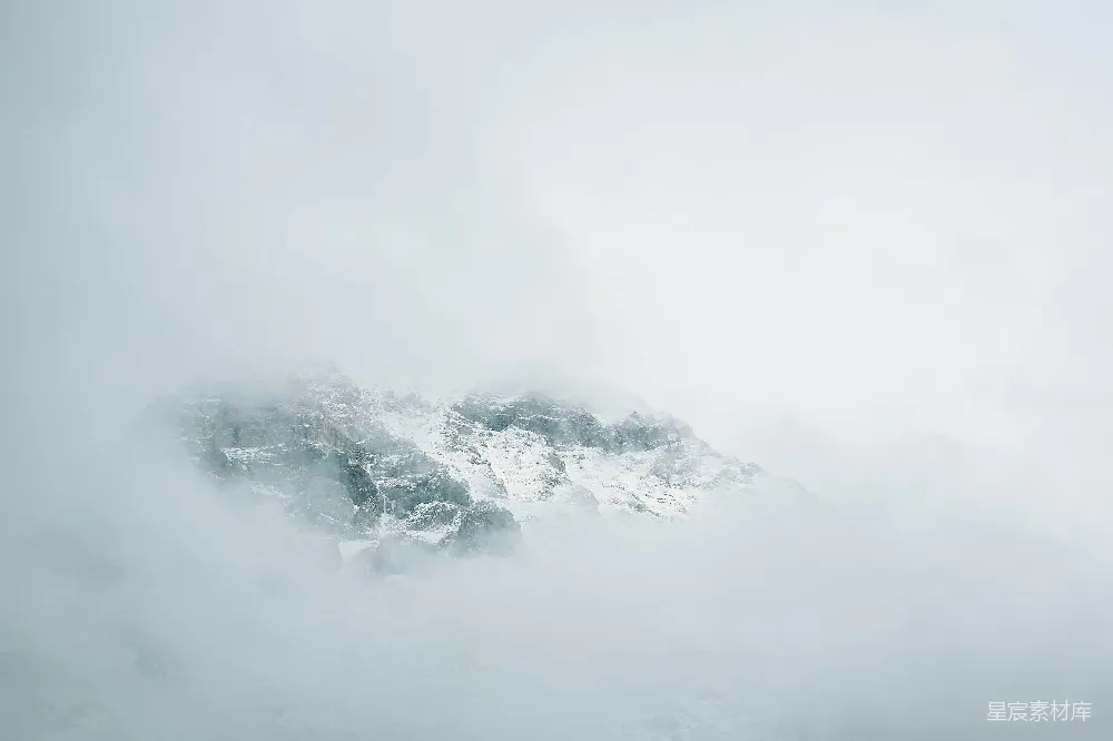 高清摄影 山峰 云雾 自然 冬季 宁静 雾中峰峦