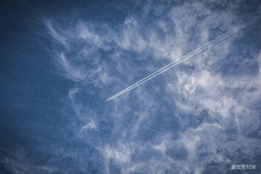 高清摄影 天空 飞机 云层 飞行 自然 空中飞行的飞机与云层