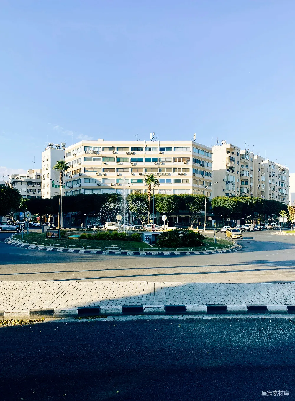 高清摄影 城市 建筑 喷泉 交通 晴天 城市街景中的喷泉广场